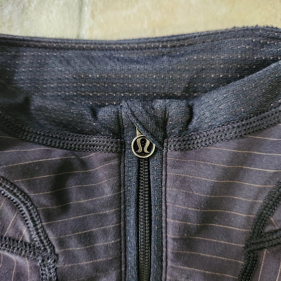 Lululemon Run For Gold 1/2 Zip - Size 6 - Picture 10 of 12